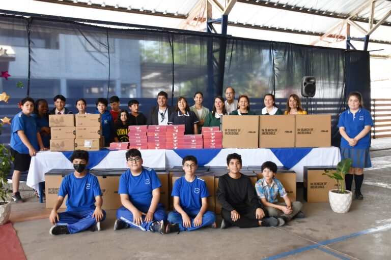 SLEP Colchagua entregó equipamiento tecnológico a Colegio Villa Centinela en el Día de la Educación Pública