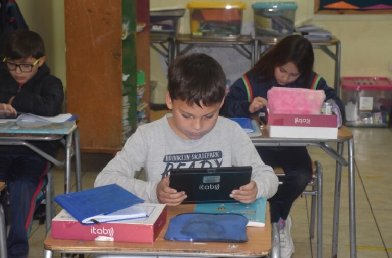 AcamyKids: Una forma divertida y fácil de aprender matemáticas con el uso de nuevas tecnologías y sin necesidad de conexión a internet.